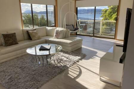 Spacious Modern Home Outstanding Views Sleeps 9 Хобарт Экстерьер фото