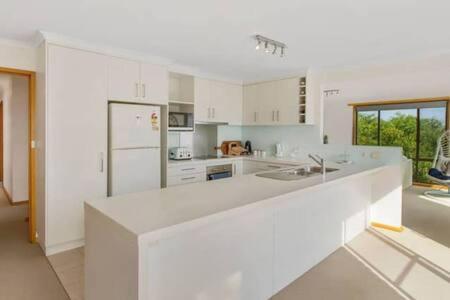 Spacious Modern Home Outstanding Views Sleeps 9 Хобарт Экстерьер фото